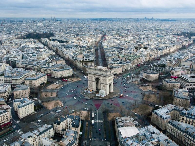 El Arco del Triunfo de París visto desde el aire