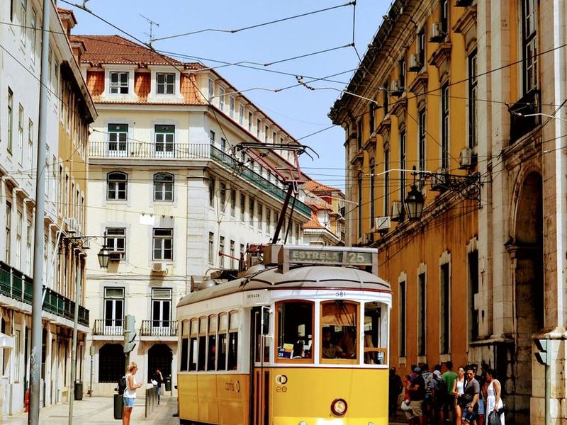 Tranvía amarillo en una calle de Lisboa