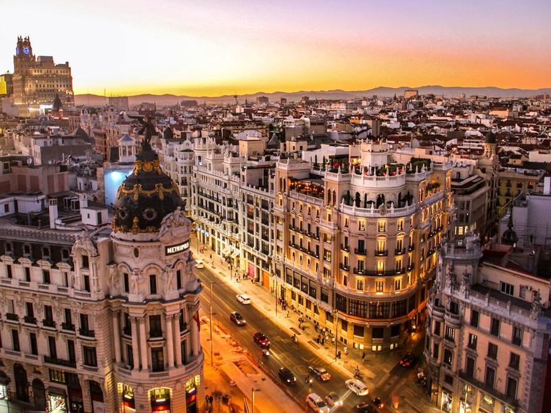 La Gran Vía de Madrid al atardecer
