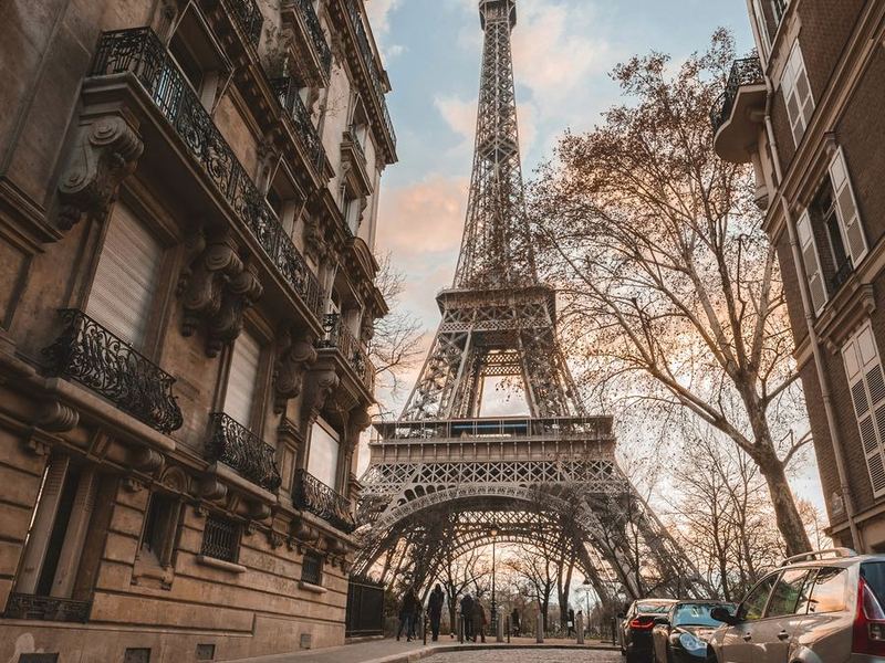La torre Eiffel desde una calle de París