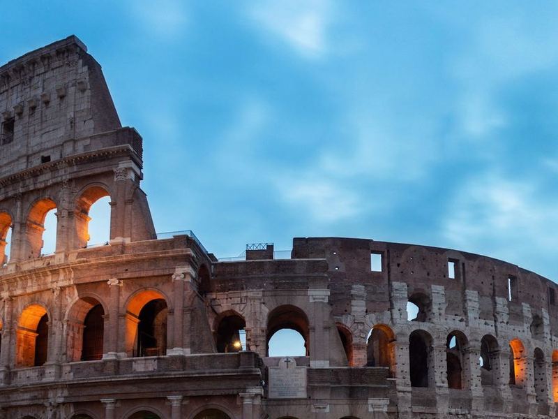 El Coliseo de Roma al anochecer