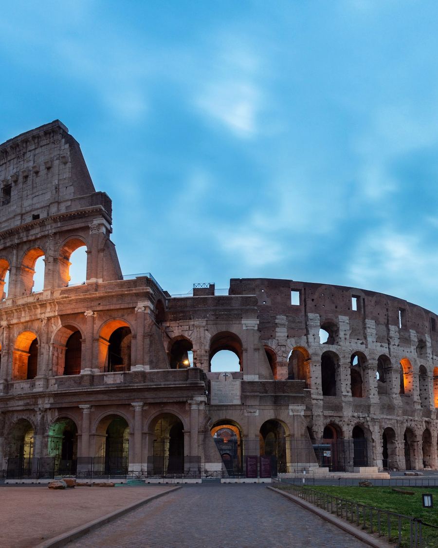 El Coliseo de Roma iluminado al anochecer