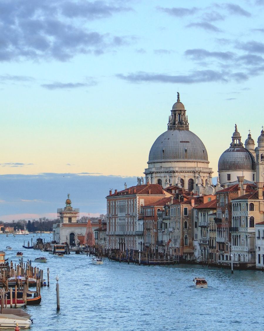 El Gran Canal de Venecia con la basílica de la Salute