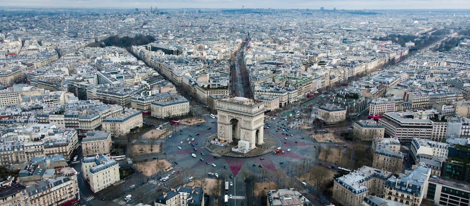 El Arco del Triunfo de París visto desde el aire