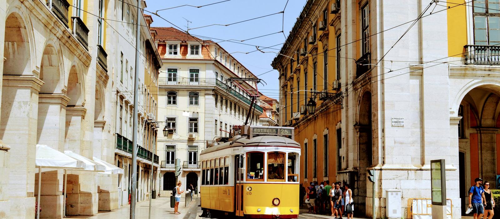 Tranvía amarillo en una calle de Lisboa