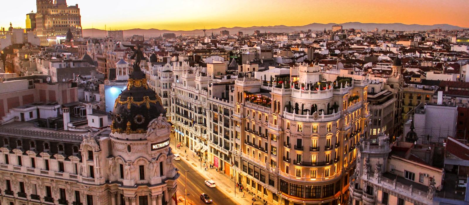 La Gran Vía de Madrid al atardecer