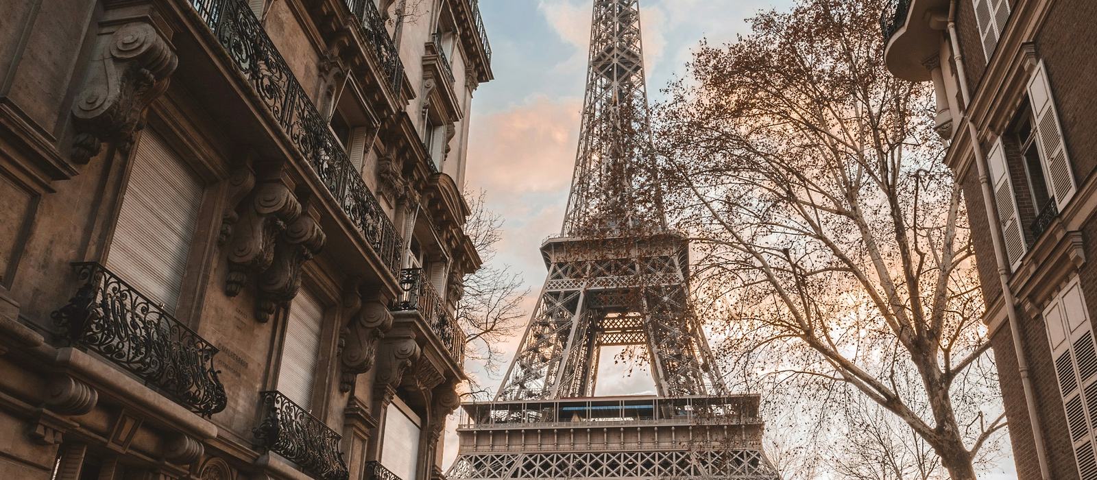 La torre Eiffel desde una calle de París