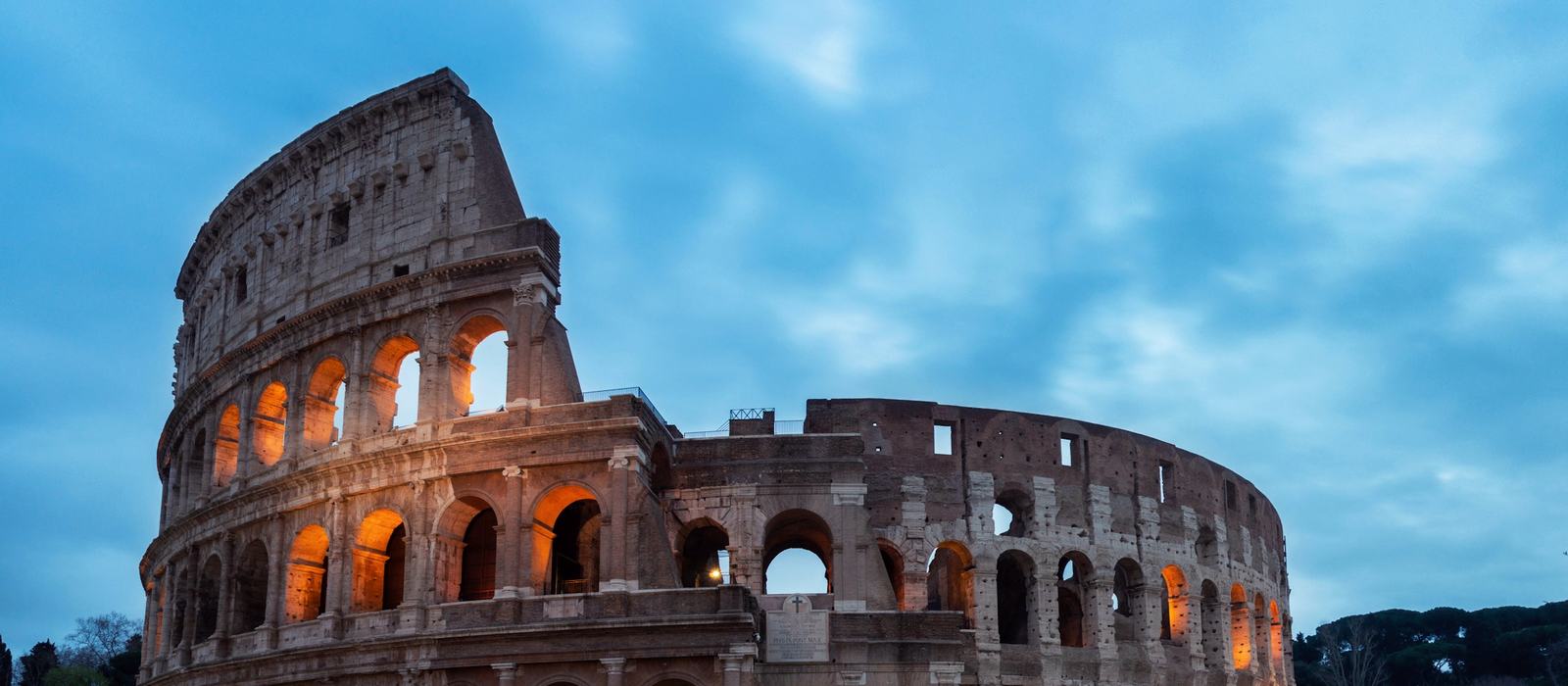 El Coliseo de Roma al anochecer